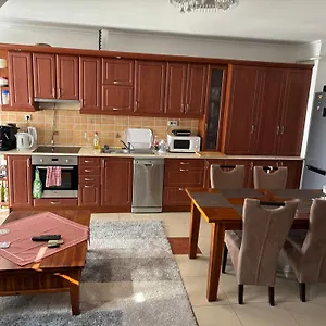Ujszeru, Jol Felszerelt Lakas A Varos Sziveben, Ingyenes Parkolassal! Apartament